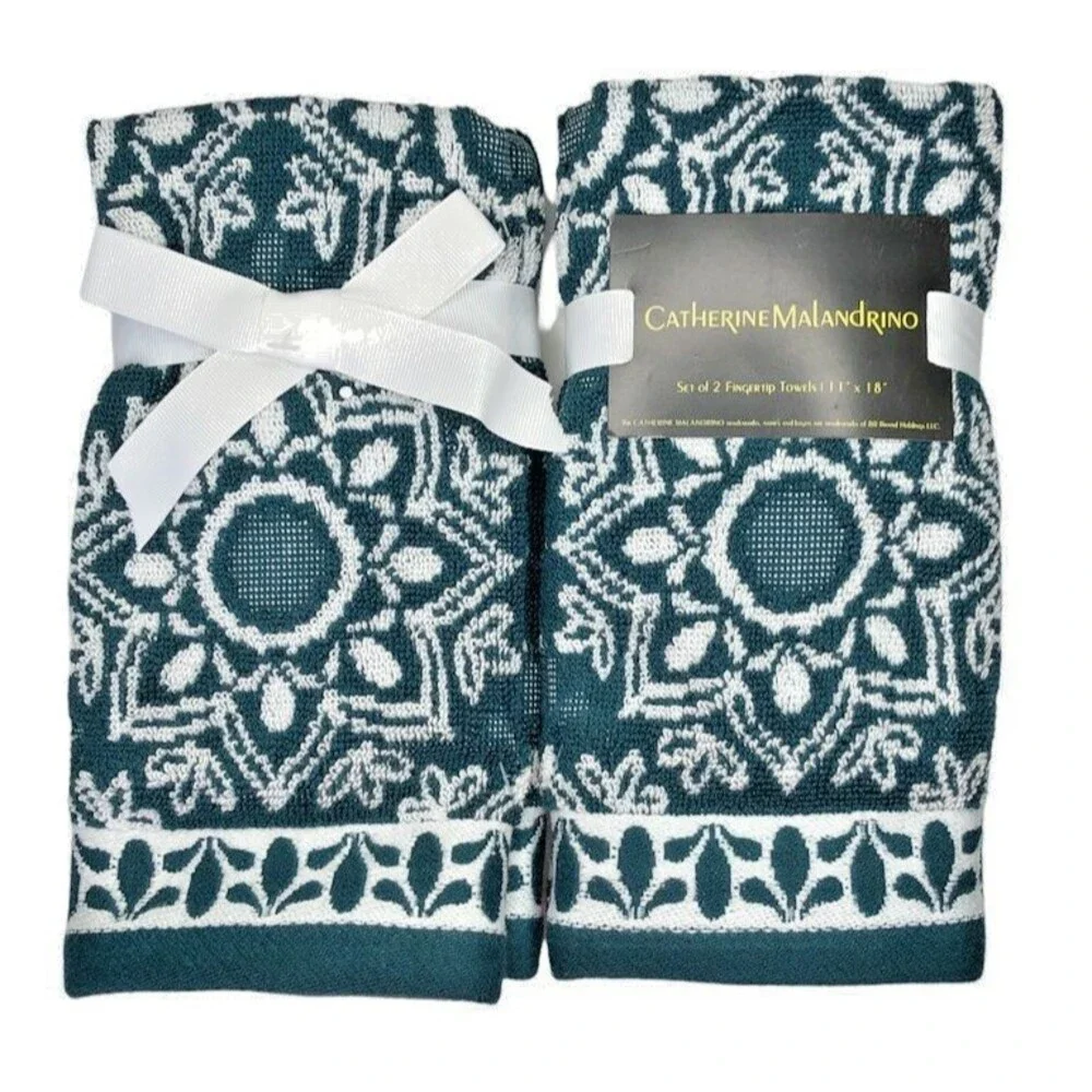 Medallion Dark Green Bathroom Fingertip Towels Holiday Christmas Set of 2